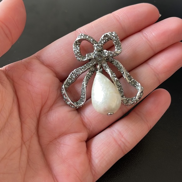 OSCAR DE LA RENTA Bow & Imitation Pearl Drop Earring - Picture 3 of 7